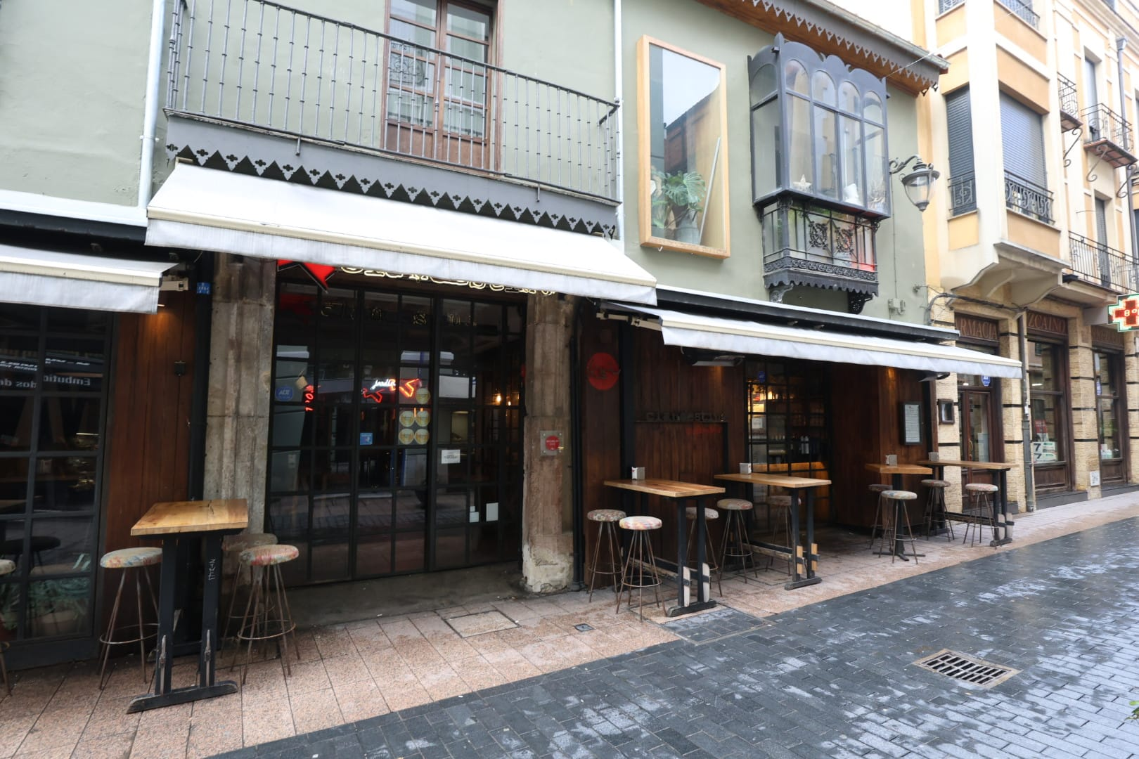 Una imagen del exterior del Clandestino, ubicado en la calle Cervantes de León. | FERNANDO OTERO Una imagen del exterior del Clandestino, ubicado en la calle Cervantes de León. | FERNANDO OTERO