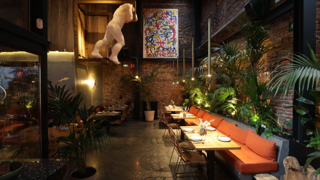 El interior del restaurante leonés Clandestino Gastrobar. FERNANDO OTERO El interior del restaurante leonés Clandestino Gastrobar. FERNANDO OTERO