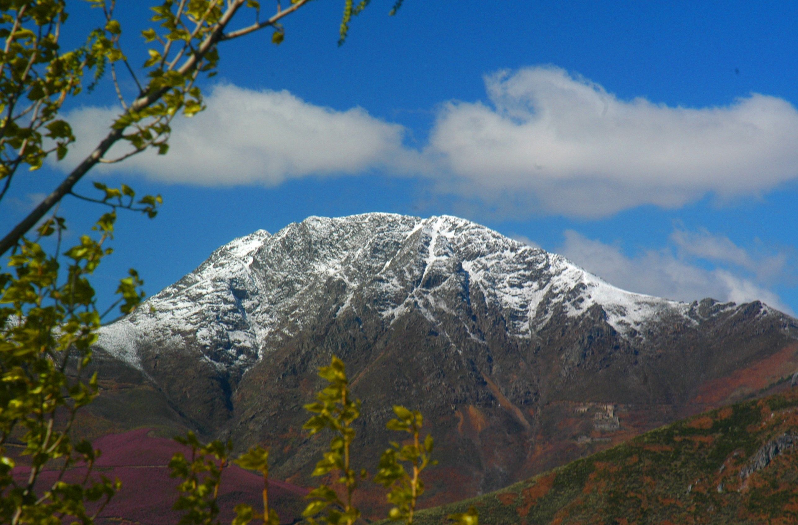 La peña del Seo hoy se muestra calma, sin declarar su historia en medio de las primeras nieves.  | RAMÓN CELA