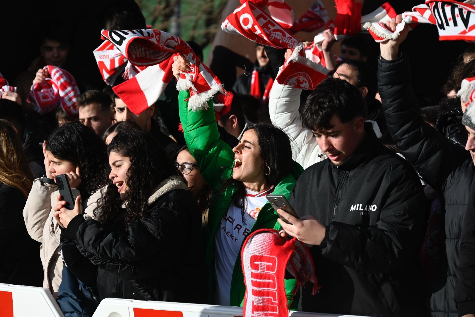 Los hinchas de la Cultural aplauden a su equipo a su llegada al Reino para medirse al Deportivo. | SAÚL ARÉN
