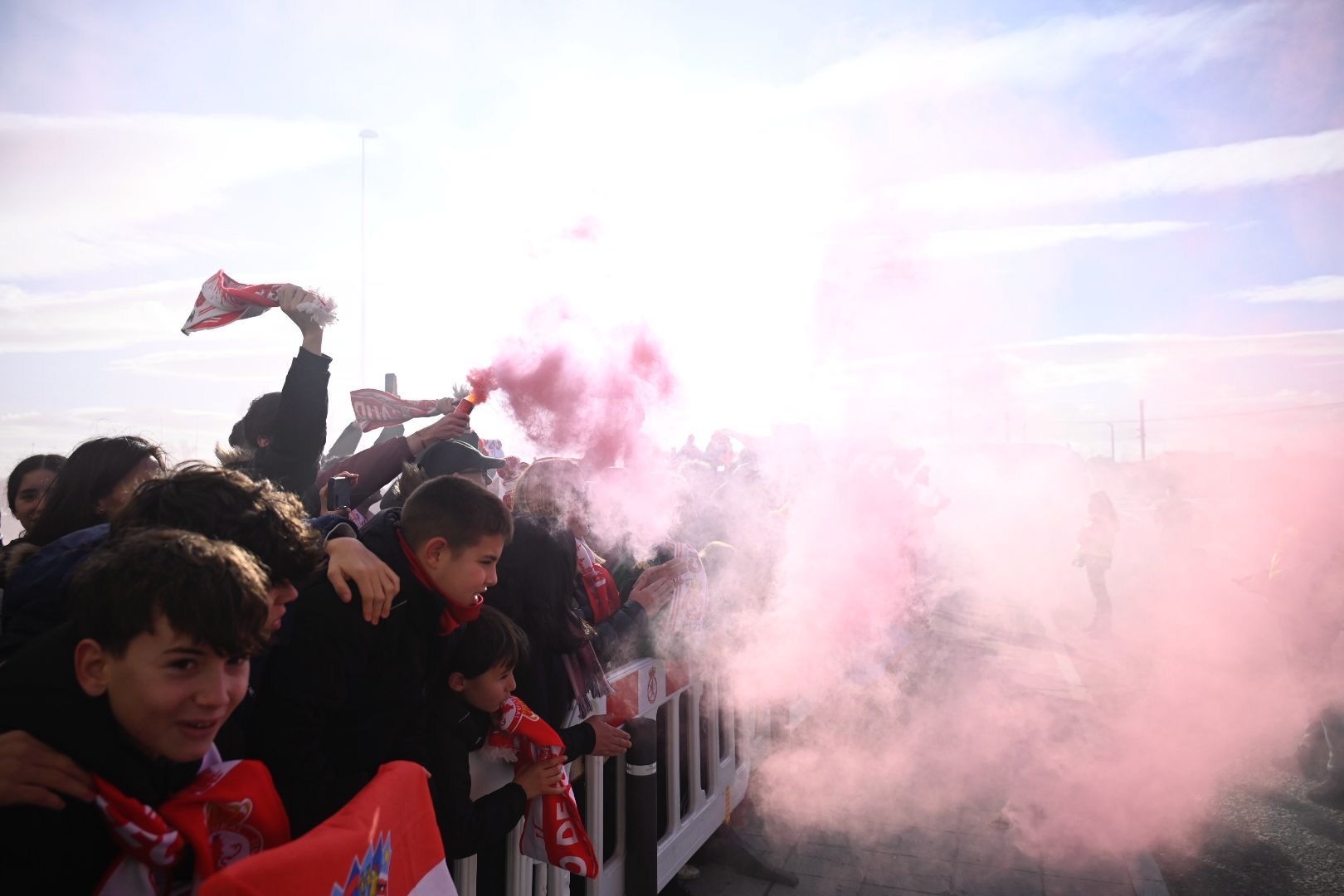 Imagen del recibimiento de la afición de la Cultural a su llegada al Reino para medirse al Deportivo. | SAÚL ARÉN