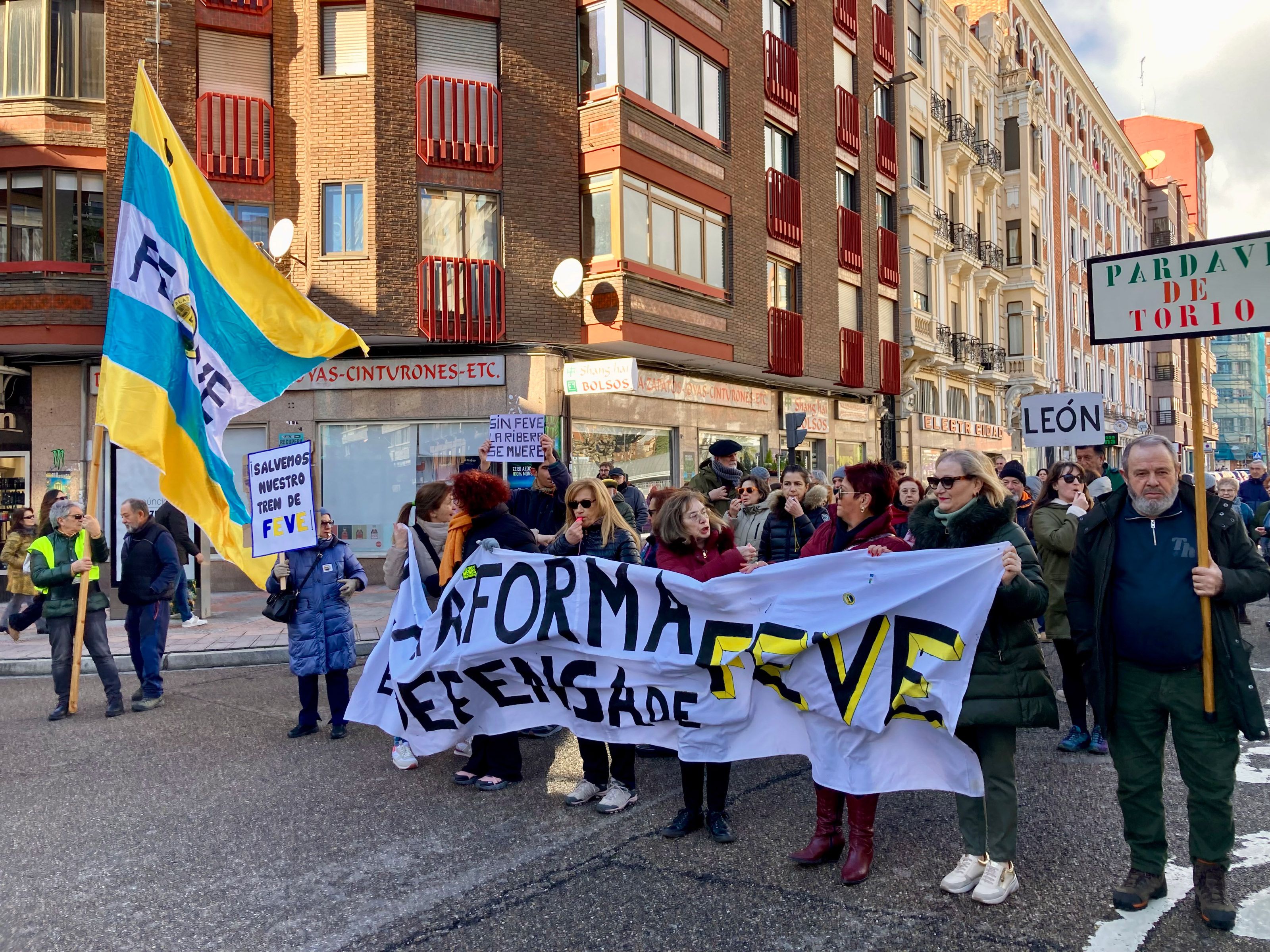 La Plataforma en Defensa de Feve volvió a protagonizar este sábado un nuevo corte reivindicativo. | ICAL