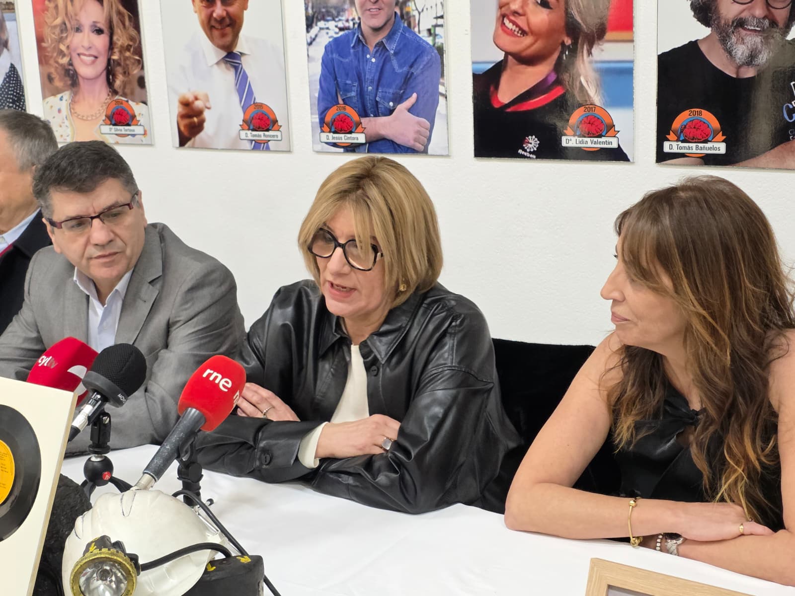 La alcaldesa de Fabero entre Tito y Tita al inicio del encuentro. 