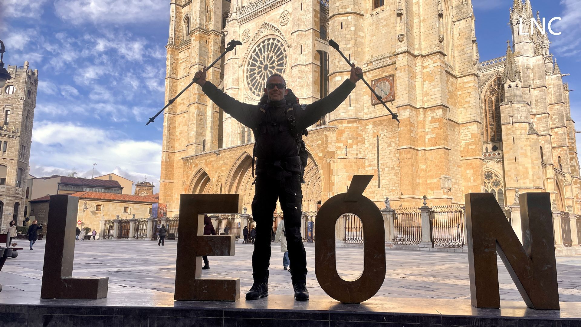 Sven Hardt el pasado jueves en León, donde se detuvo para ‘pactar’ un nuevo Camino que emprenderá en febrero, siguiendo la Vía Künig. | LAURA PASTORIZA 