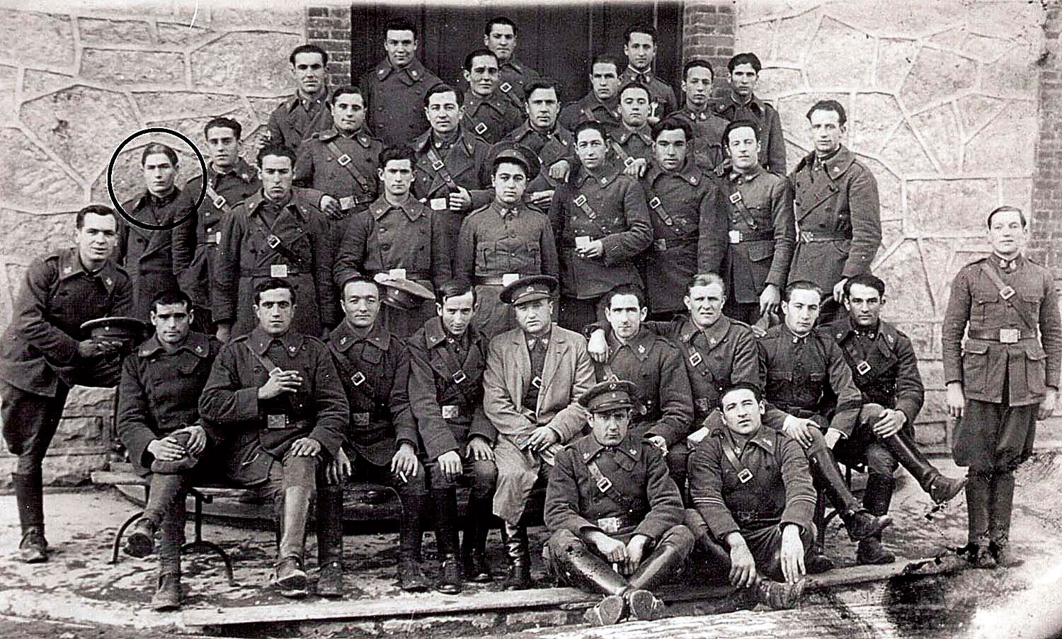 El guerrillero con compañeros en el Frente Republicano de Asturias. | ARCHIVO S. MACÍAS