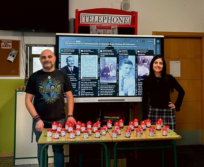 Panel conmemorativo de las víctimas españolas del holocausto nazi con una vela para cada una de las víctimas leonesas y fotografías con sus historias. | L.N.C.