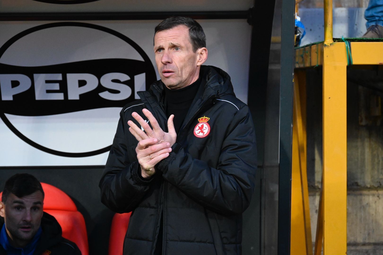 Ziganda, en el banquillo durante el partido entre Cultural y Deportivo. | SAÚL ARÉN