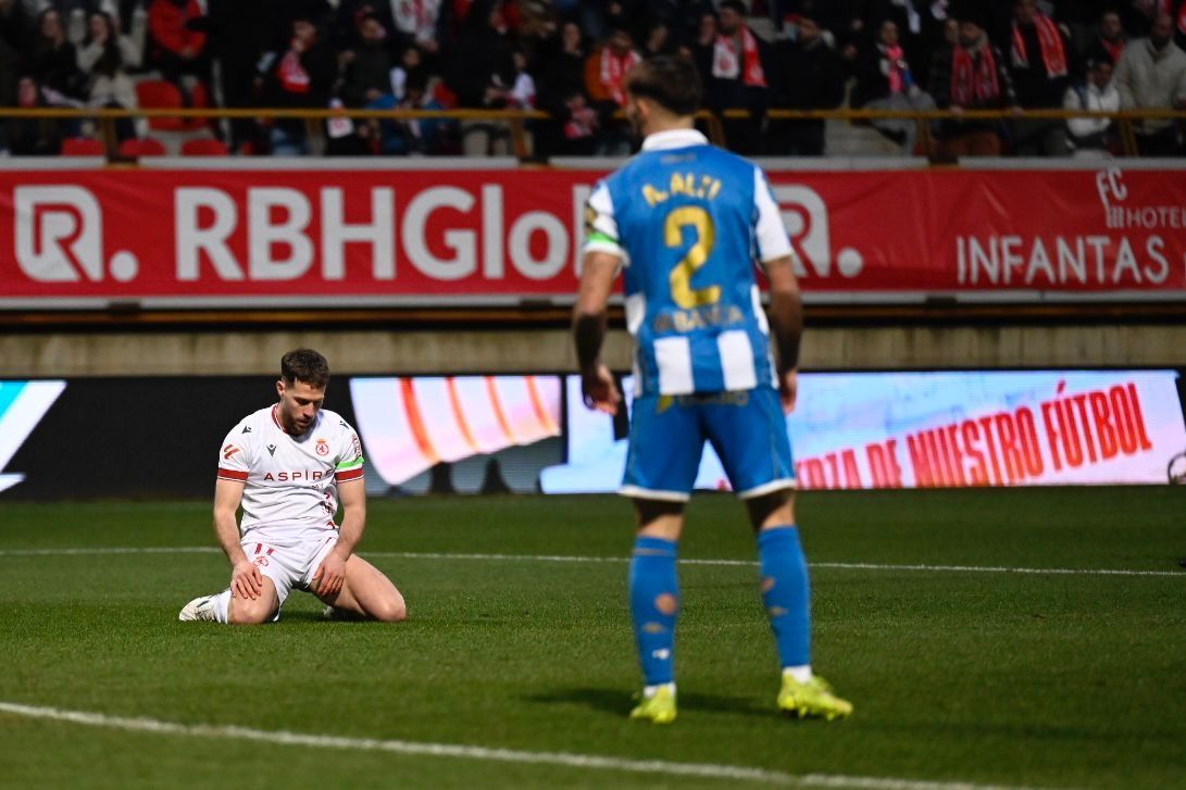 El lateral de la Cultural, Calero, se lamenta tras una acción frente al Deportivo. | SAÚL ARÉN