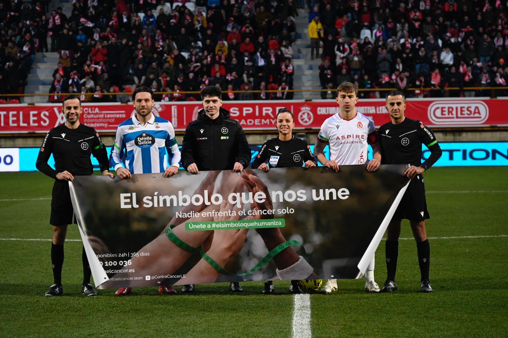 Rodri, con el capitán del Deportivo y los árbitros del último encuentro de la Cultural. | SAÚL ARÉN