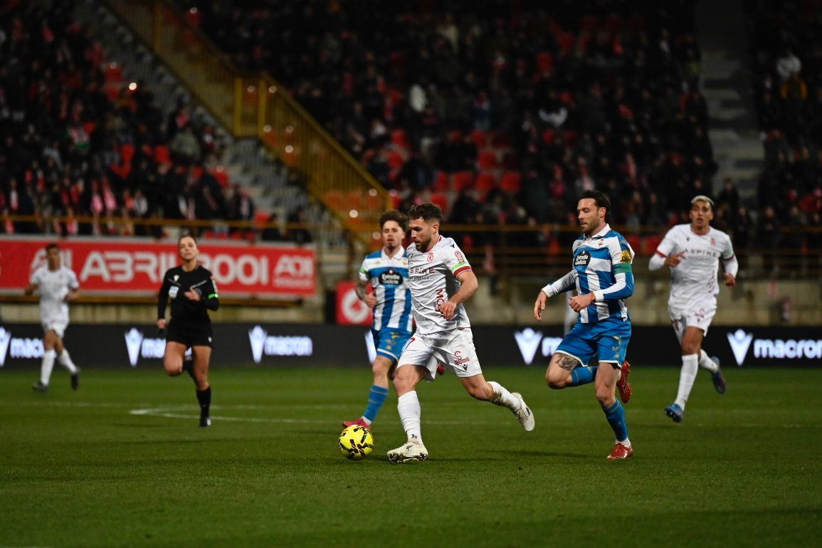 Calero conduce el balón durante el encuentro entre Cultural y Deportivo. | SAÚL ARÉN Calero conduce el balón durante el encuentro entre Cultural y Deportivo. | SAÚL ARÉN