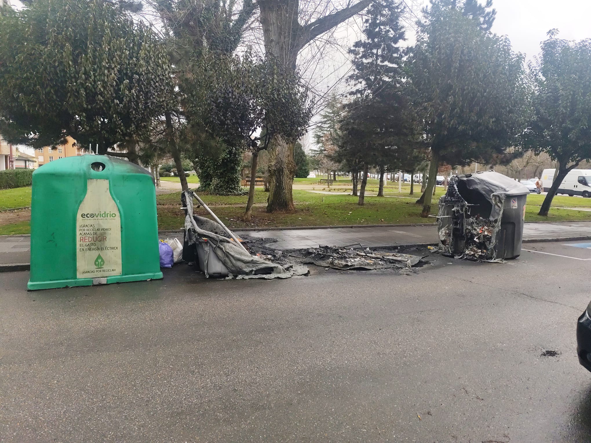 Imagen de los contenedores que ardieron este domingo en León capital. | L.N.C.