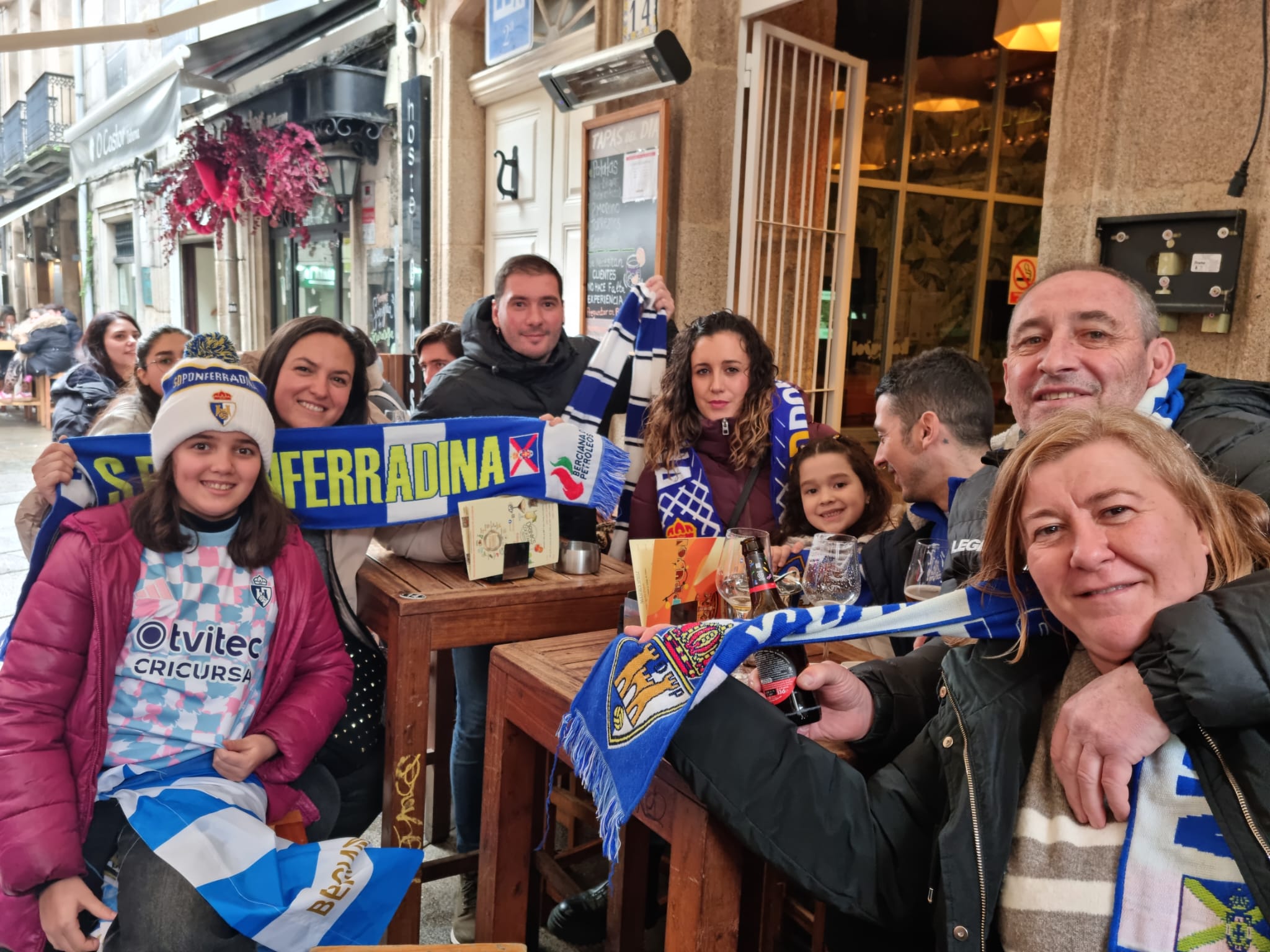 La afición de la Ponferradina se desplazó a Lugo para vivir de cerca el 'Derbi de los Ancares'. ENRIQUE RAMÓN (7)