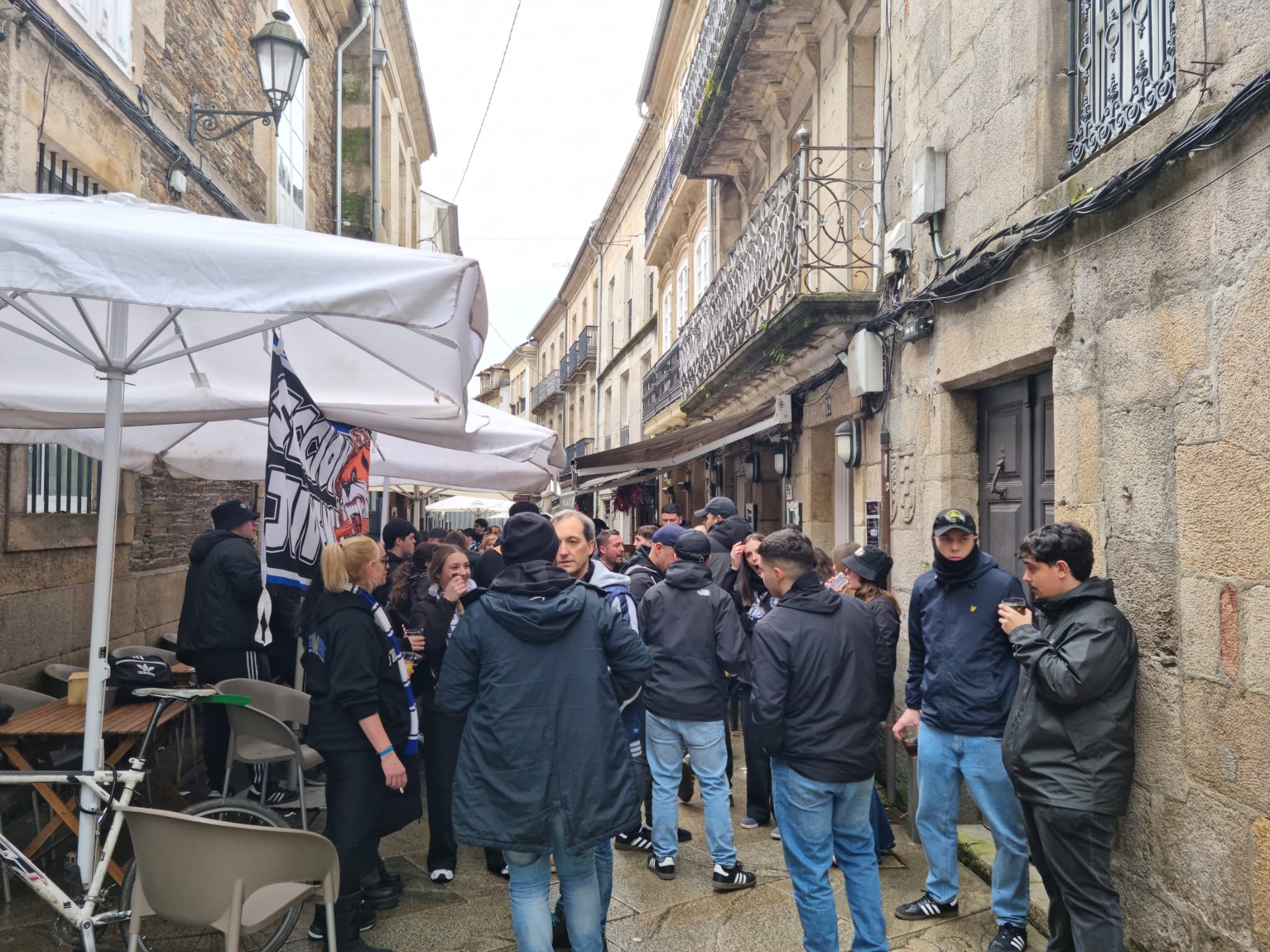 La afición de la Ponferradina se desplazó a Lugo para vivir de cerca el 'Derbi de los Ancares'. ENRIQUE RAMÓN (5)