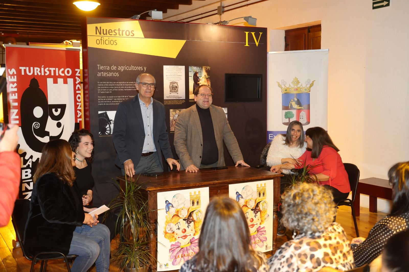 El alcalde de La Bañeza, Javier Carrera, en el acto de presentación de la Musa del Carnaval 2026. | L.N.C.