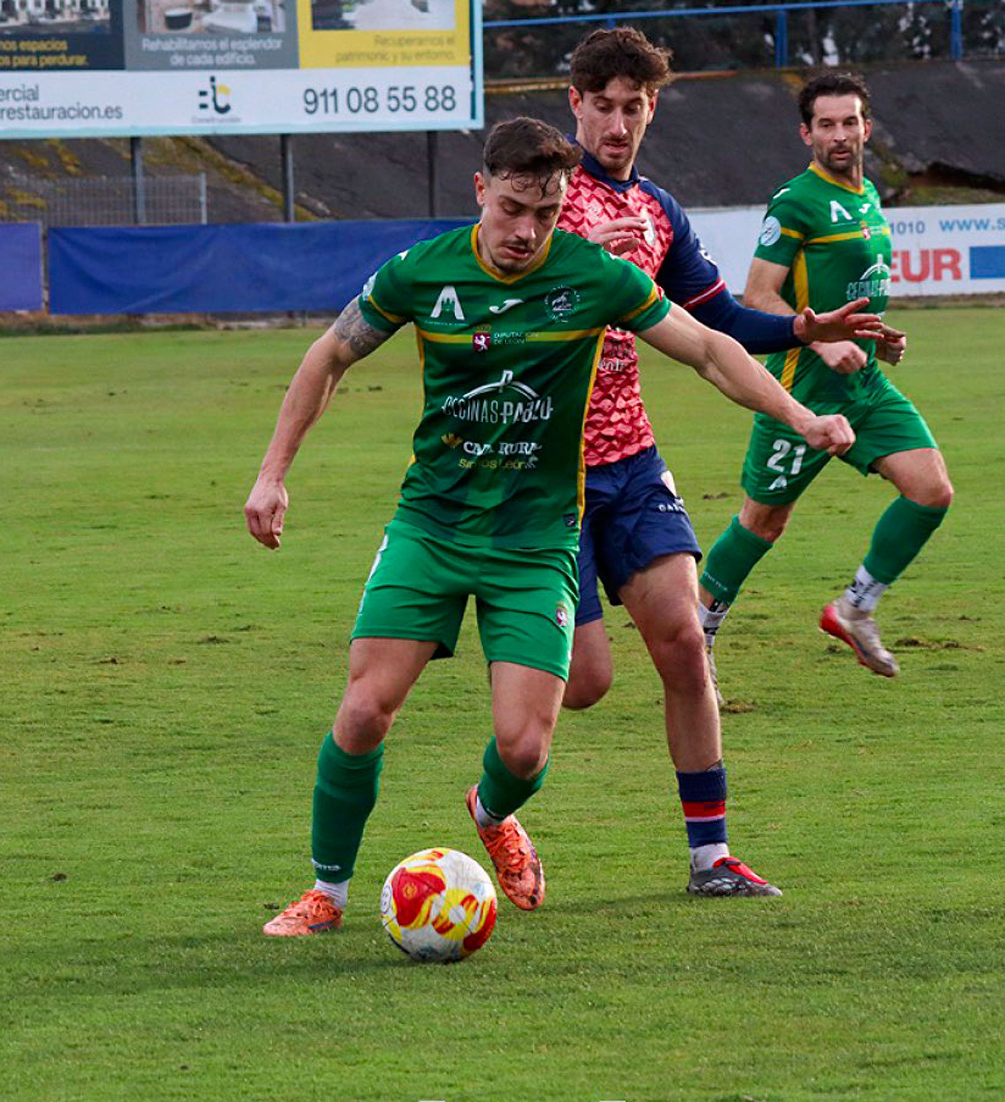 Un lance del choque entre el Astorga y el Ávila en el Adolfo Suárez. ATLÉTICO ASTORGA