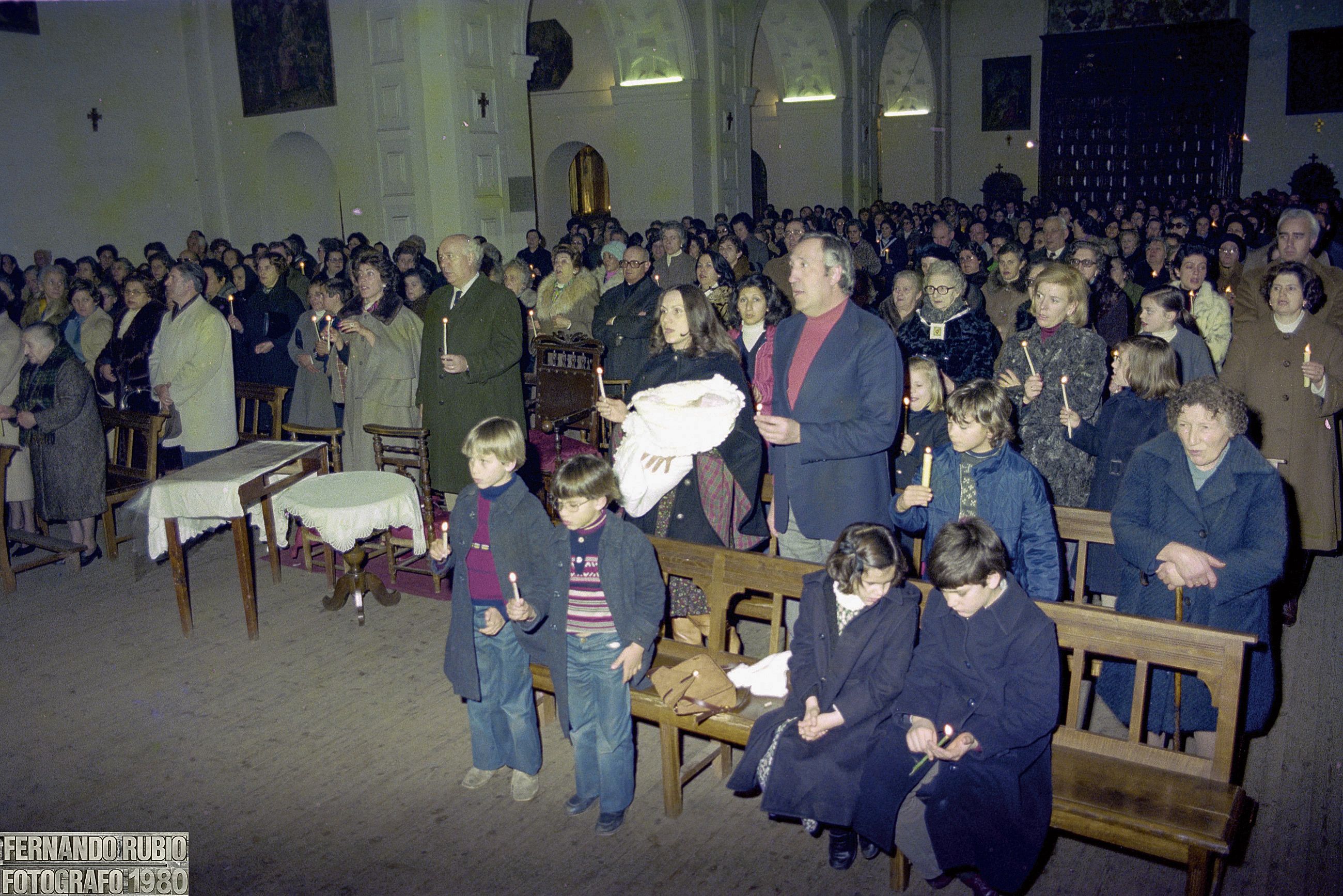 Vista general de la celebración de las Candelas del año 1980, con la abarrotada iglesia de Santa Marina y el protagonismo de los niños. | FERNANDO RUBIO