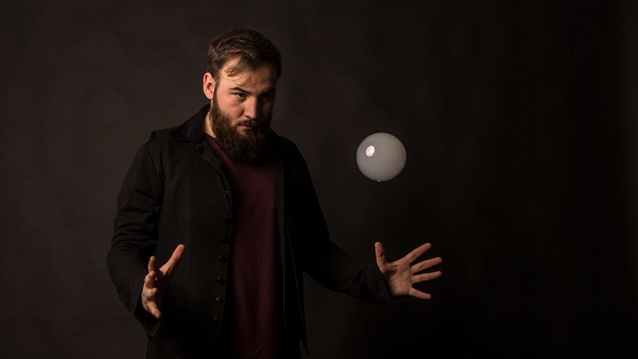 El ilusionista internacional Joshua Kenneth se encargará de un ciclo de magia.