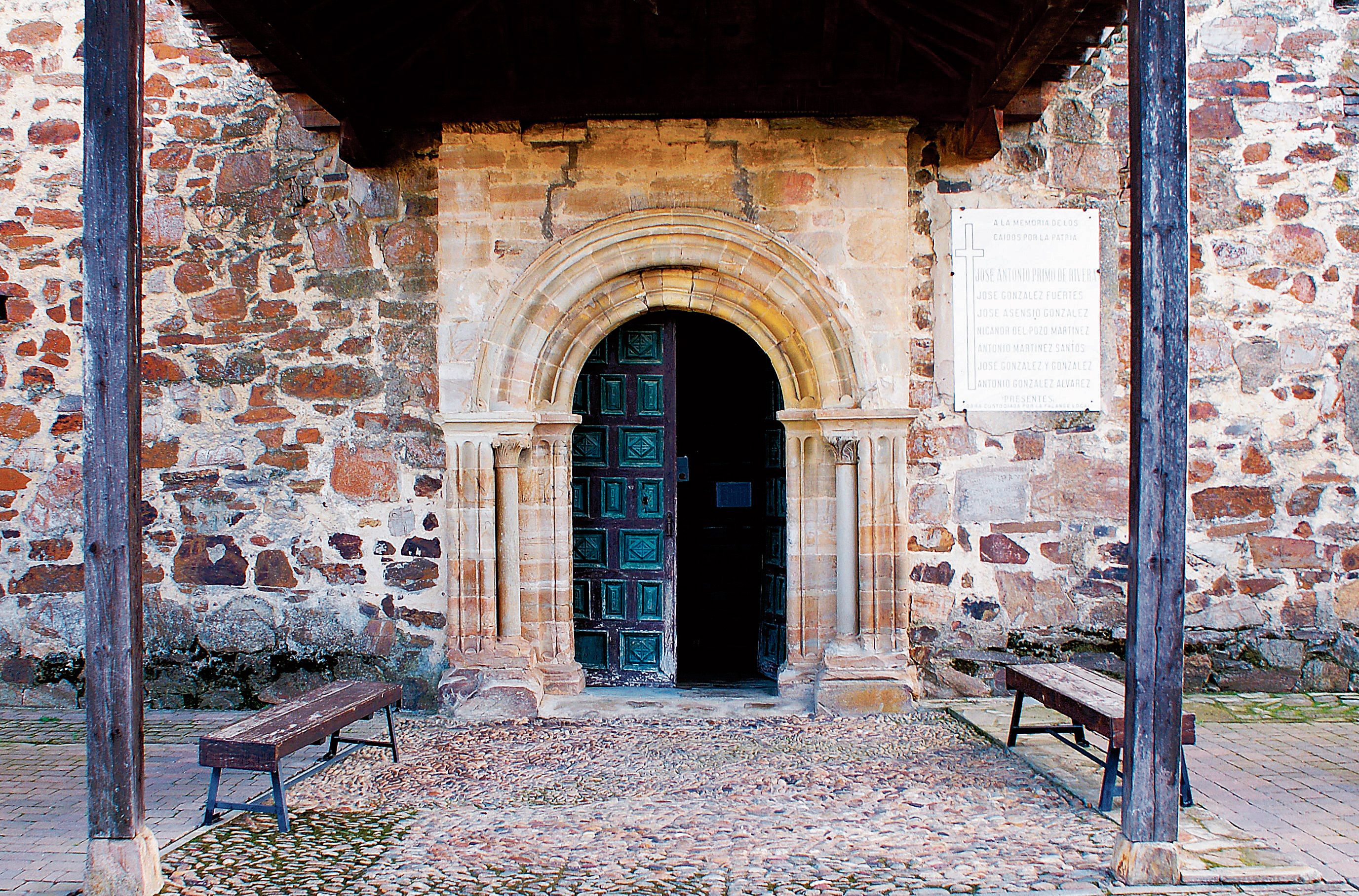 Antigua portada del santuario de La Virgen del Camino. | L.N.C.