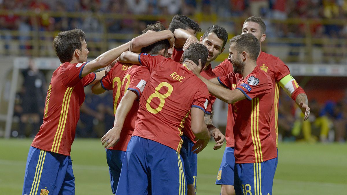 Los jugadores de la selección celebran el segundo tanto de España, obra de Sergi Roberto. | MAURICIO PEÑA