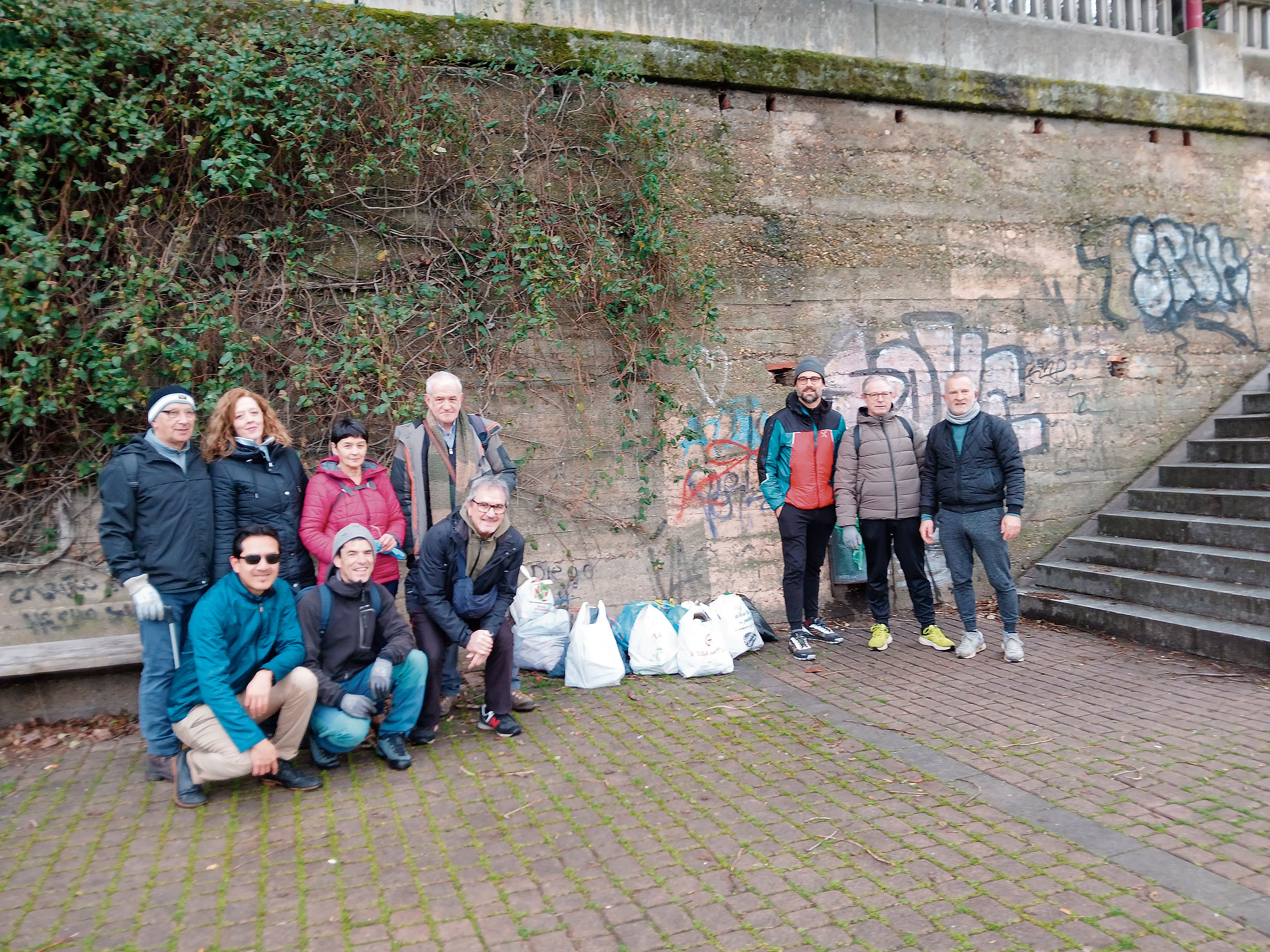 Los diez asistentes a la cita de febrero, que rindieron homenaje al amigo fallecido, Eloy Algorri. | AMIGOS DEL MOCHO
