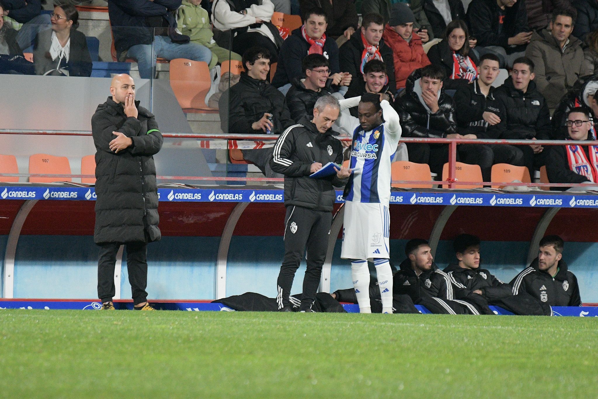 Mehdi Nafti durante uno de los momentos del partido contra el Lugo. ENRIQUE RAMÓN Mehdi Nafti durante uno de los momentos del partido contra el Lugo. ENRIQUE RAMÓN