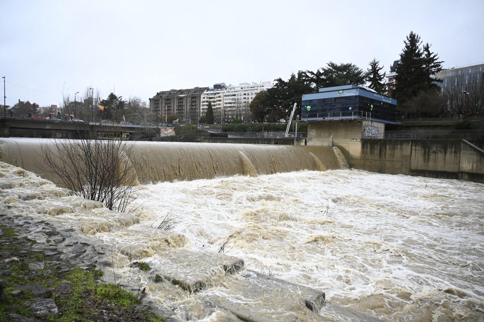 Así baja el río Bernesga en León capital este lunes. | SAÚL ARÉN