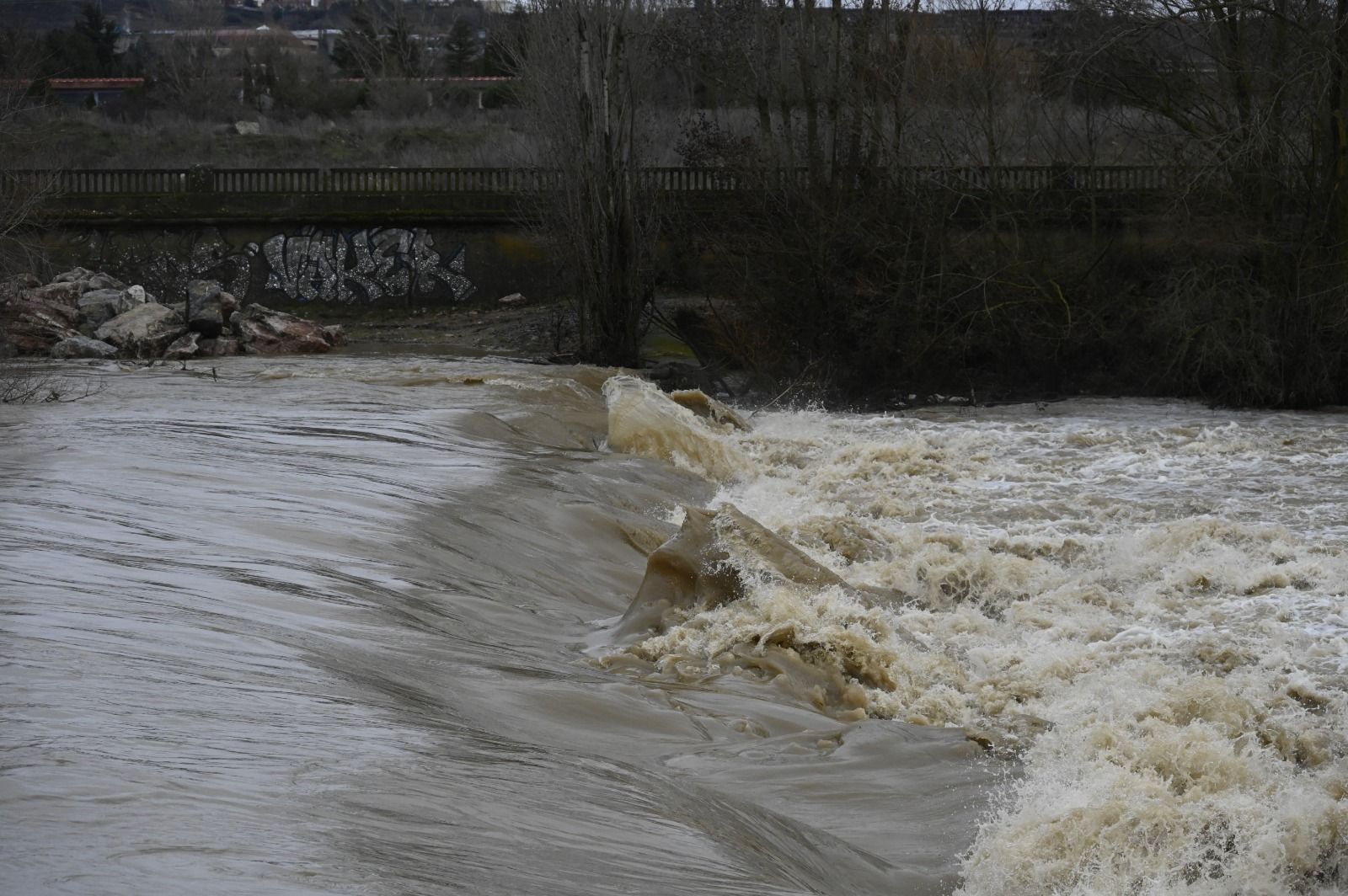 Así baja el río Bernesga en León capital este lunes. | SAÚL ARÉN