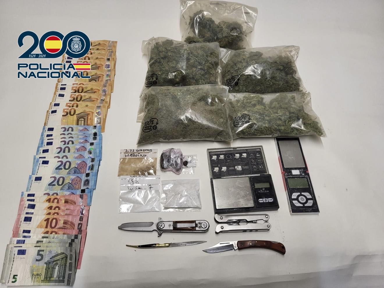 Sustancias y objetos intervenidos en el narcopiso en León. | POLICÍA NACIONAL