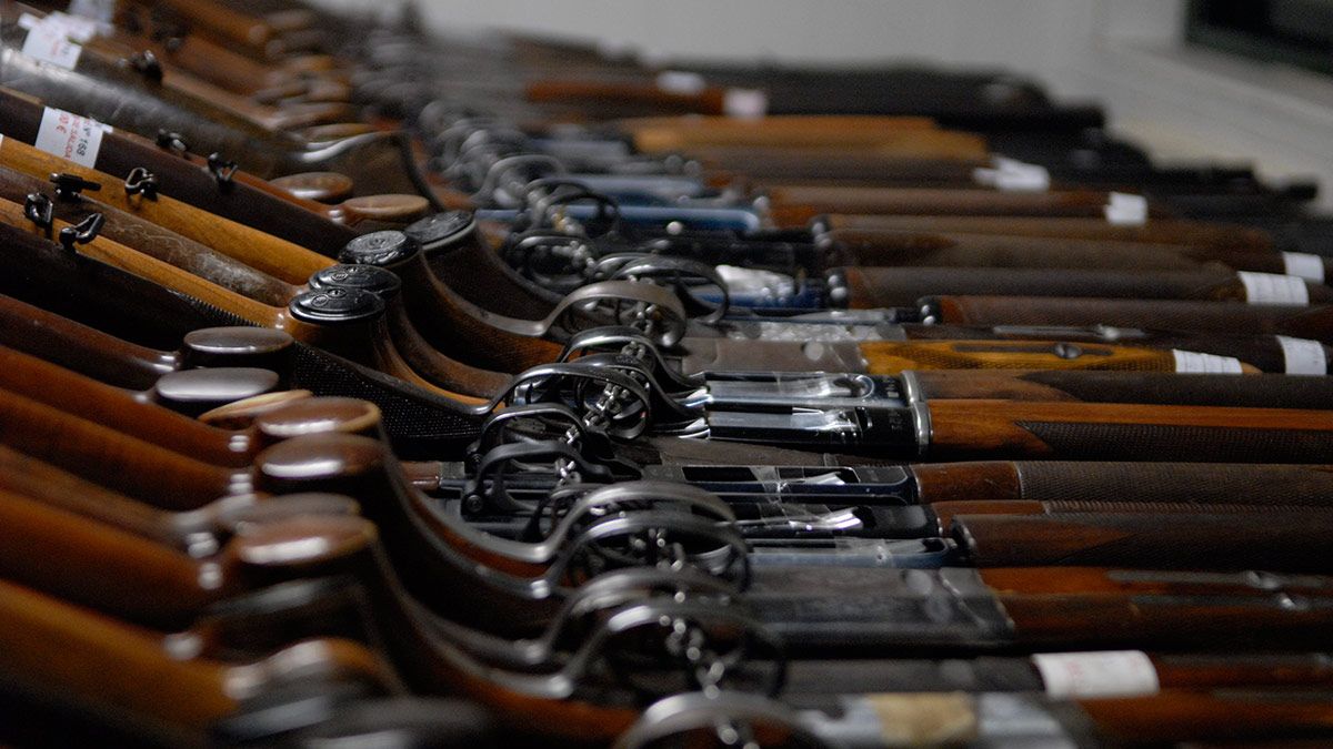Lotes de armas subastadas por la Guardia Civil de León. | MAURICIO PEÑA