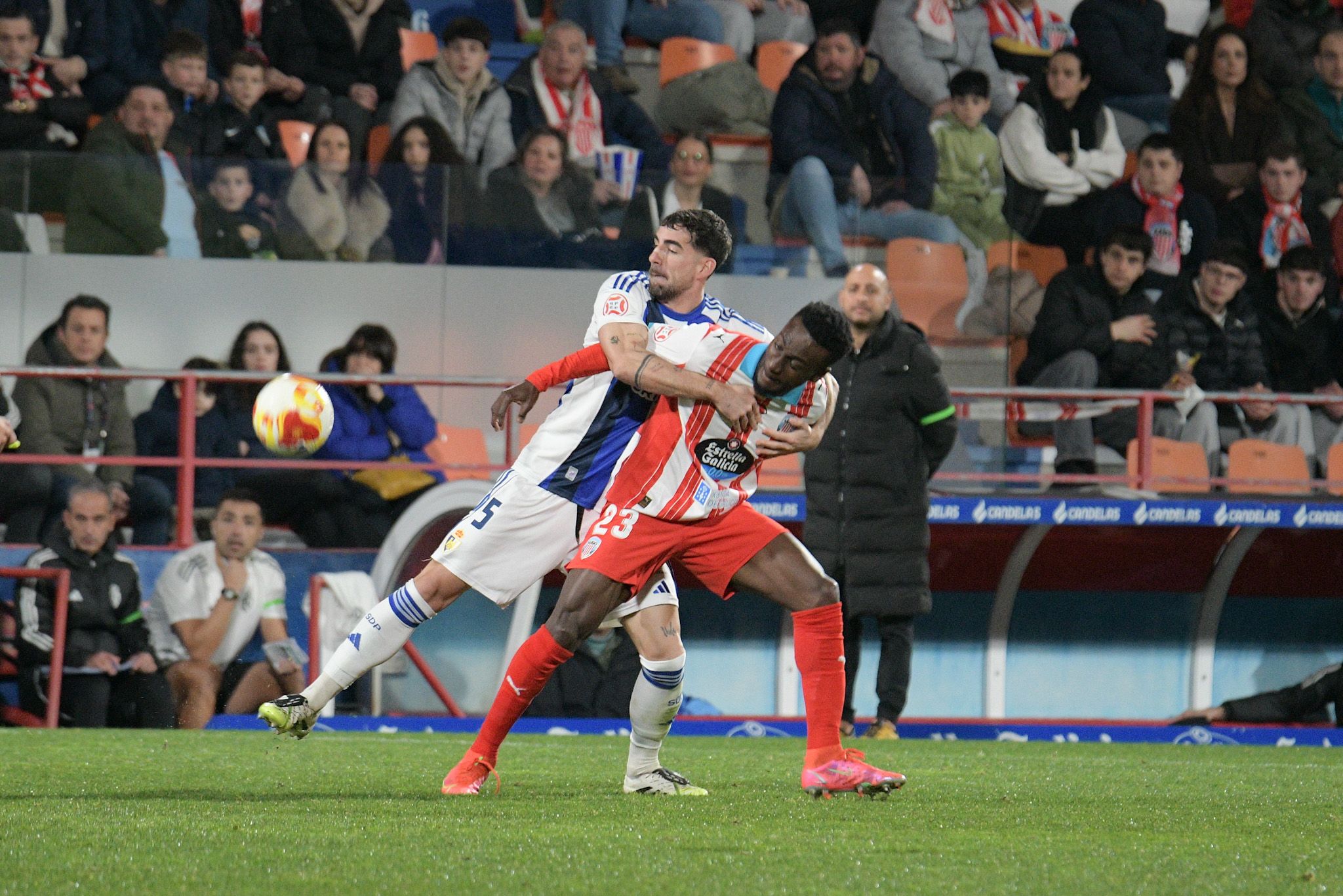 Undabarrena durante un forcejeo con Lago Júnior durante el partido ante el Lugo. ENRIQUE RAMÓN