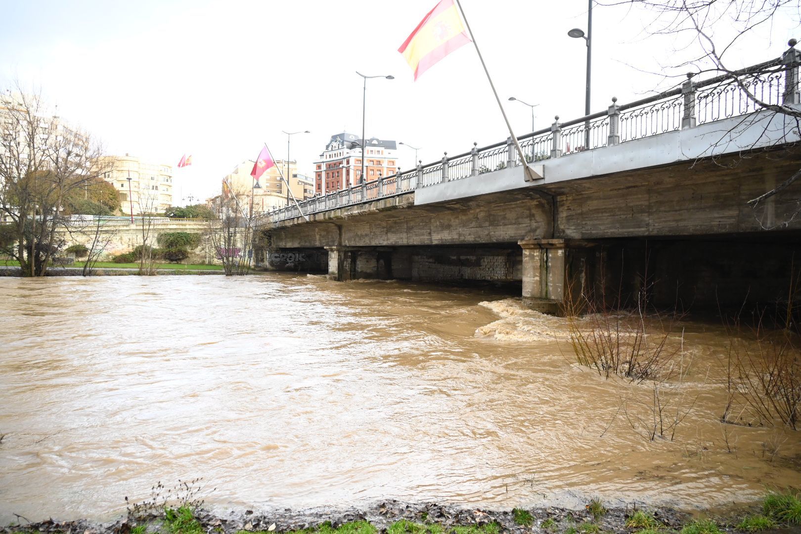 Así baja el río Bernesga en León capital este lunes. | SAÚL ARÉN