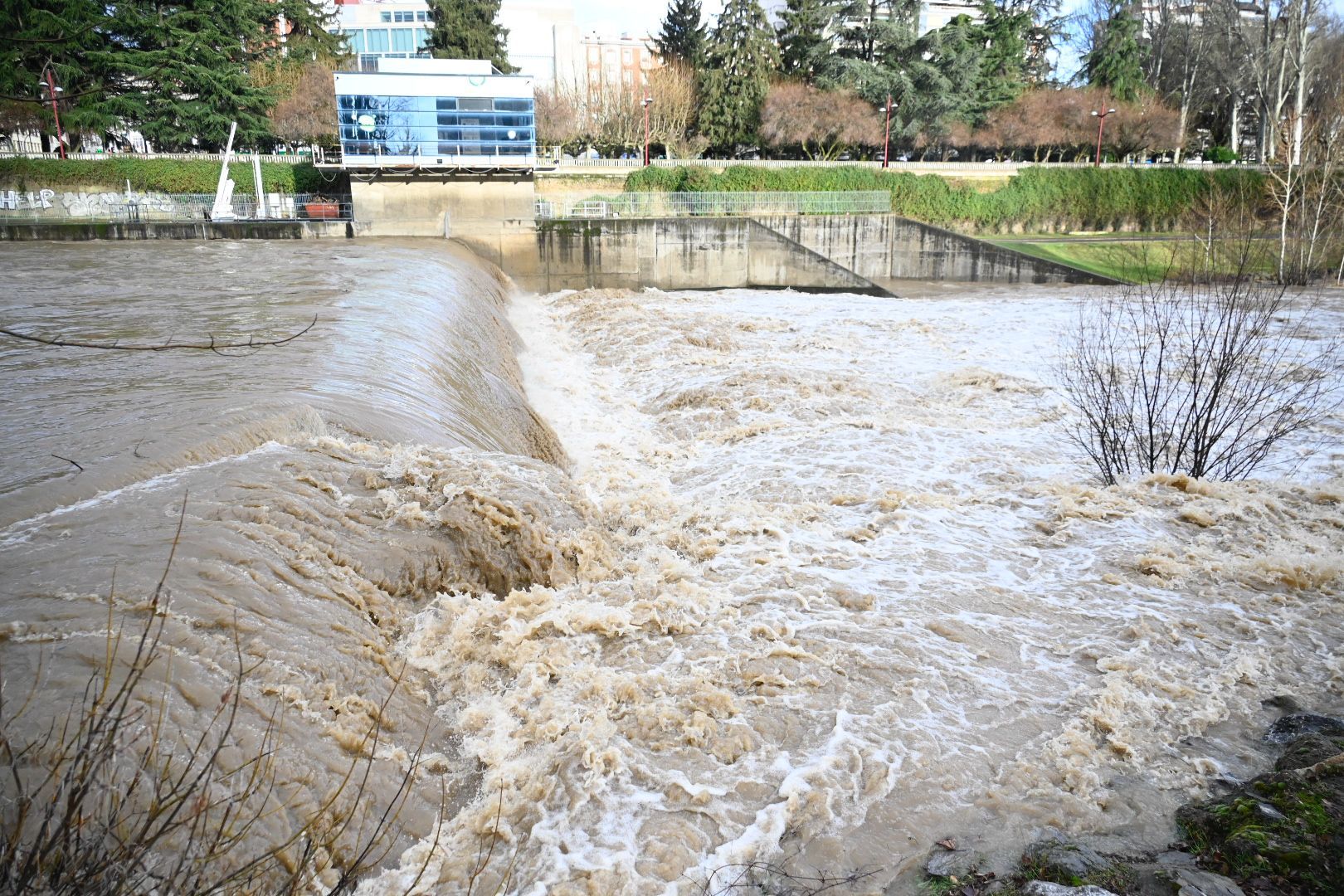 Así baja el río Bernesga en León capital este lunes. | SAÚL ARÉN
