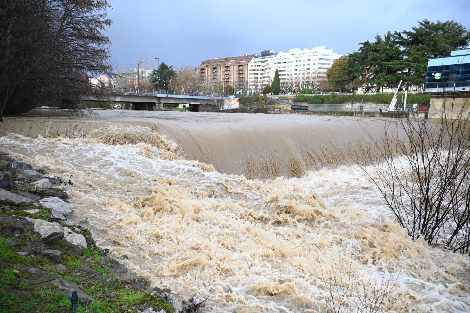 Así baja el río Bernesga en León capital este lunes. | SAÚL ARÉN
