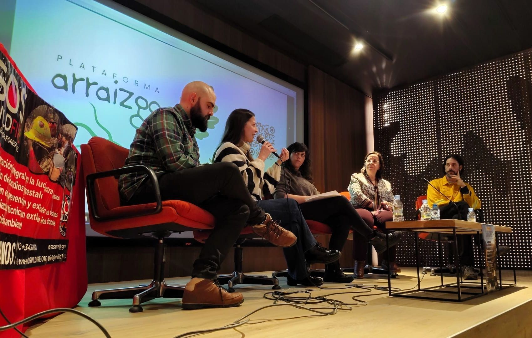 Imagen Un instante del acto de presentación de la plataforma ciudadana ‘Arraizgo’ en la Biblioteca Municipal de Astorga | L.N.C.