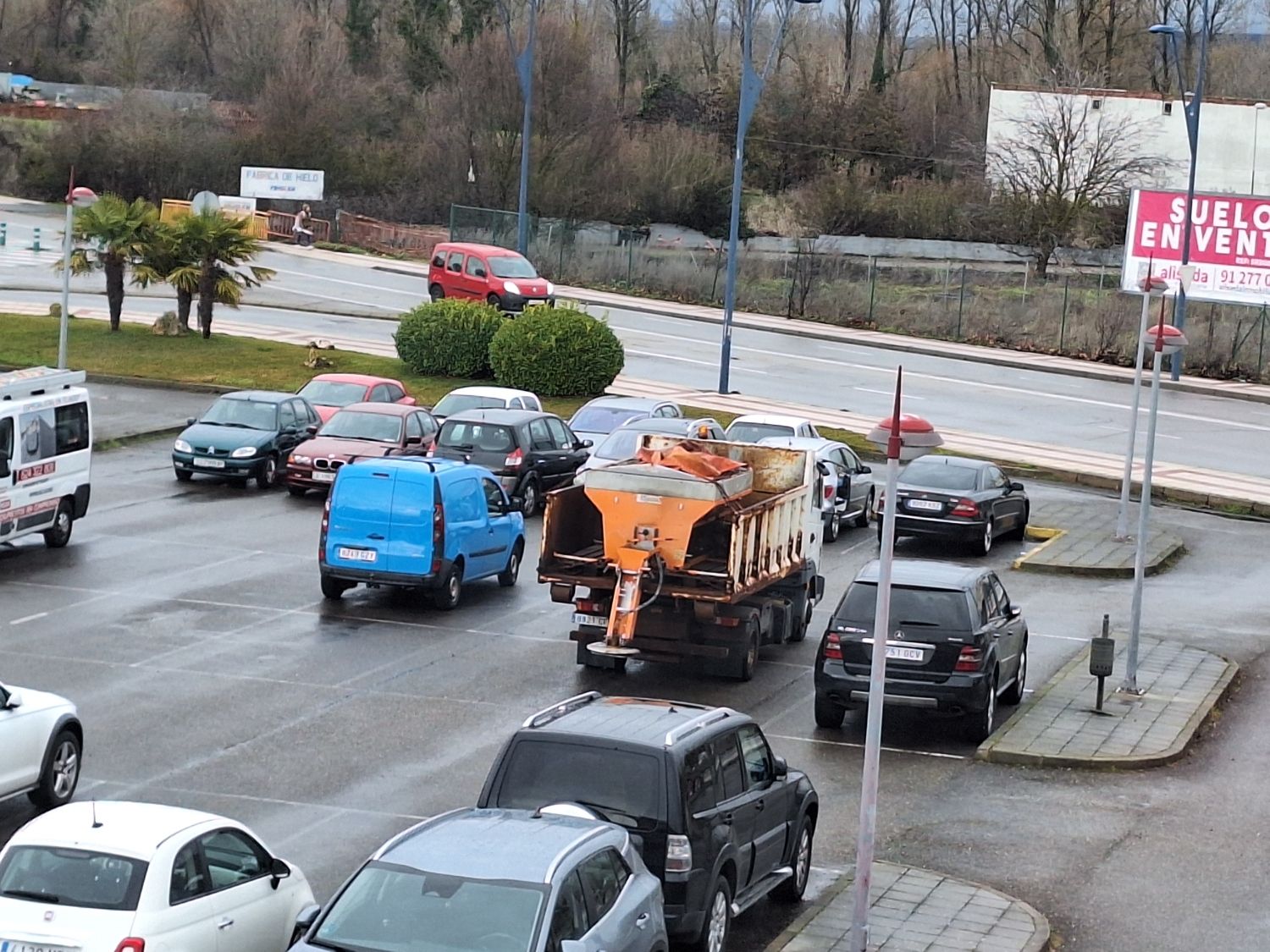 Camión esparcidor de sal del Ayuntamiento de San Andrés del Rabanedo aparcado | L.N.C.