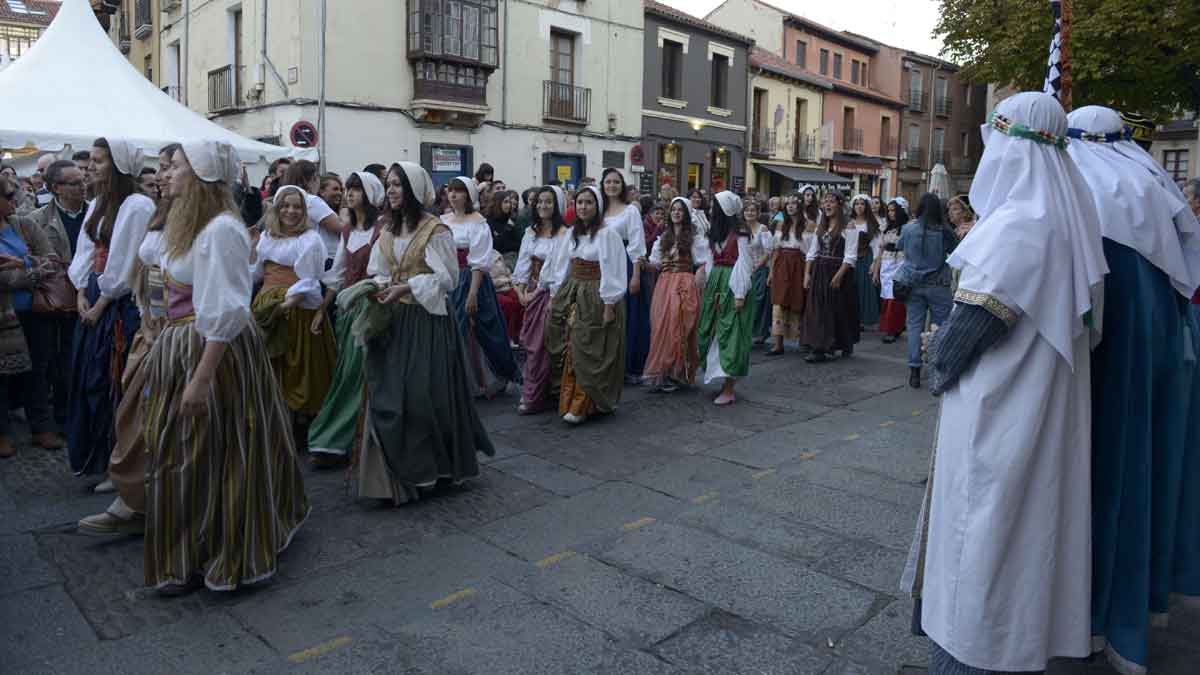 Imagen de la llegada de las cien doncellas al Ayuntamiento en 2015.| MAURICIO PEÑA