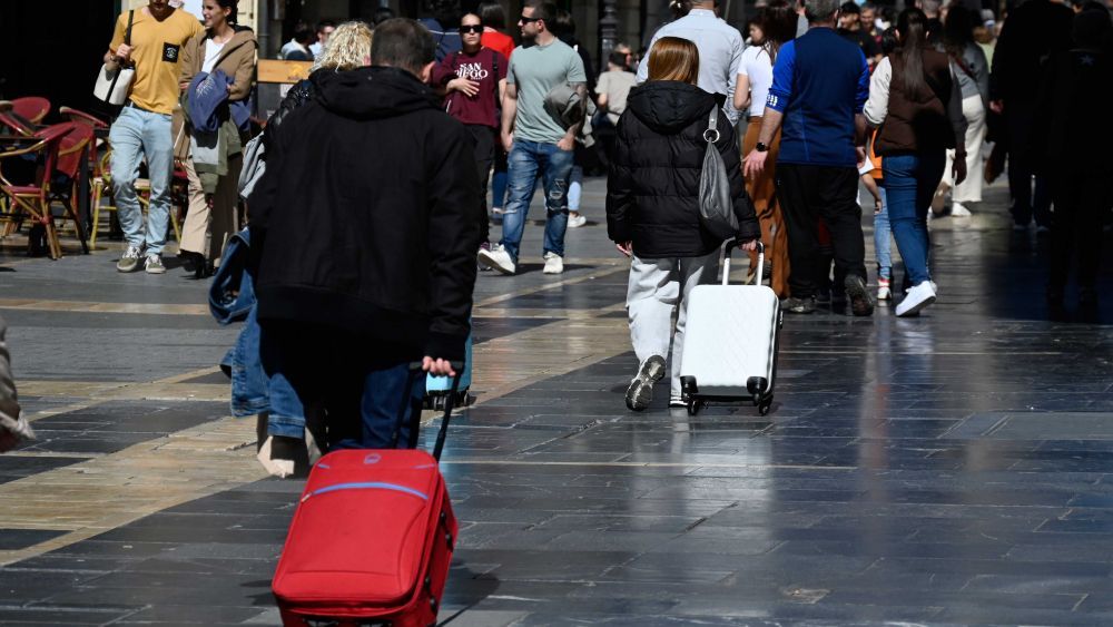 Imagen de archivo de turistas a su llegada a la ciudad de León. | SAÚL ARÉN