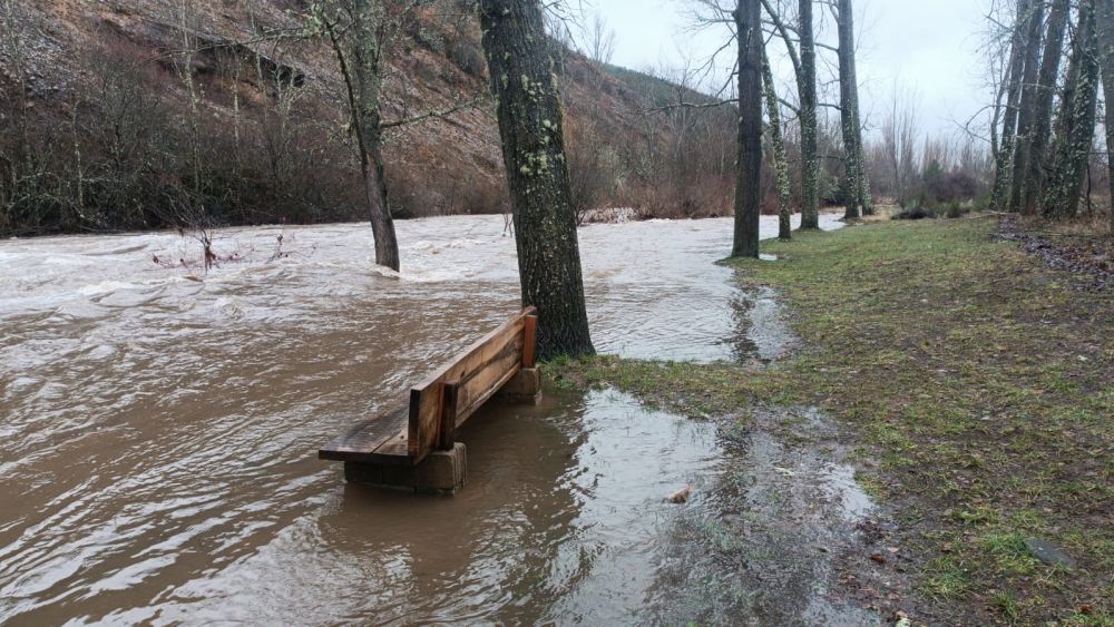 Desbordamiento del río Curueño en La Mata de Curueño, antes de unirse al Porma, este lunes por la tarde. | L.N.C.