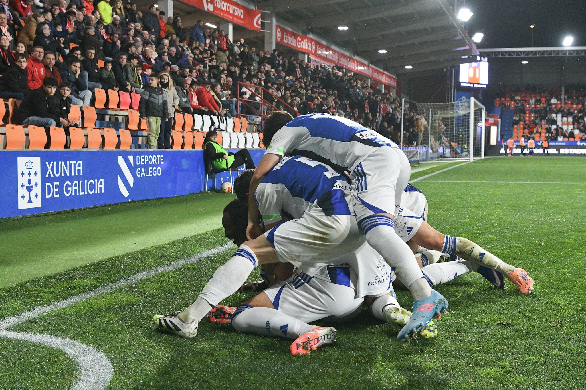 La Ponferradina celebró en el Anxo Carro su cuarta victoria seguida de la temporada. ENRIQUE RAMÓN La Ponferradina celebró en el Anxo Carro su cuarta victoria seguida de la temporada. ENRIQUE RAMÓN