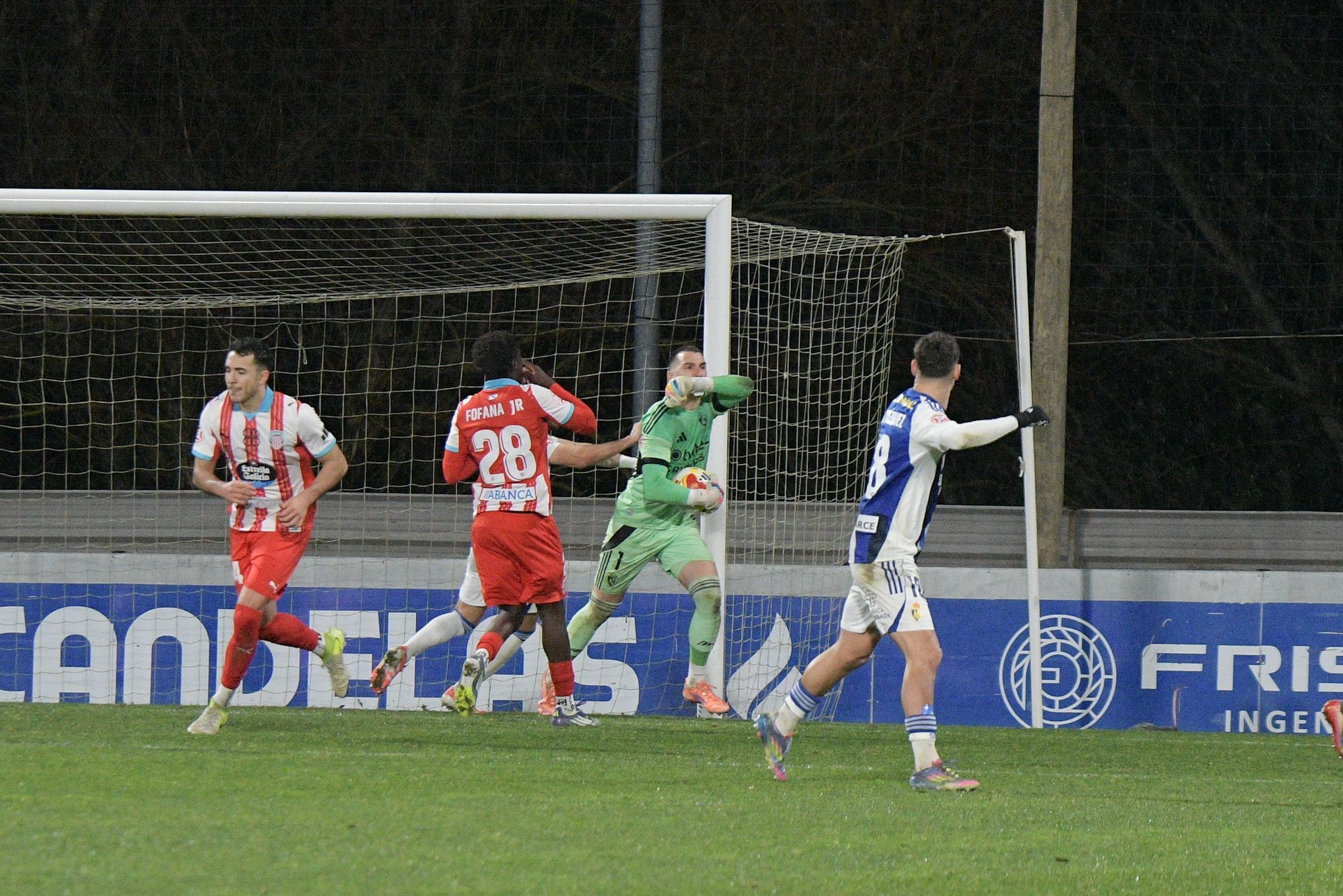 Momento de la celebración tras parar el panalti en el Anxo Carro. ENRIQUE RAMÓN Momento de la celebración tras parar el panalti en el Anxo Carro. ENRIQUE RAMÓN