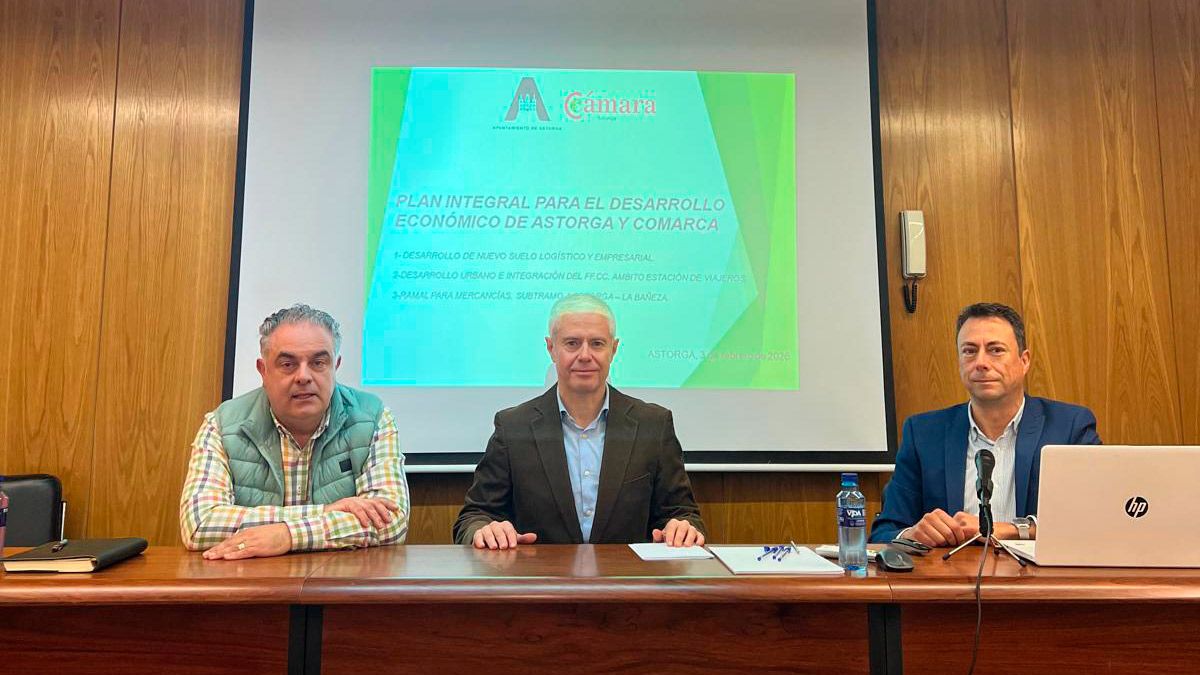 José Luis Nieto, Juan José Alonso y Eduardo Tocino durante la presentación. | L.N.C.