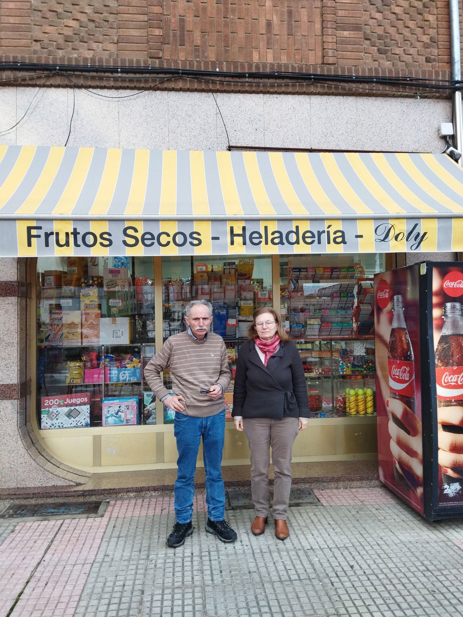 Desi y Doly a las puertas de su negocio en Veguellina de Órbigo. | L.N.C.