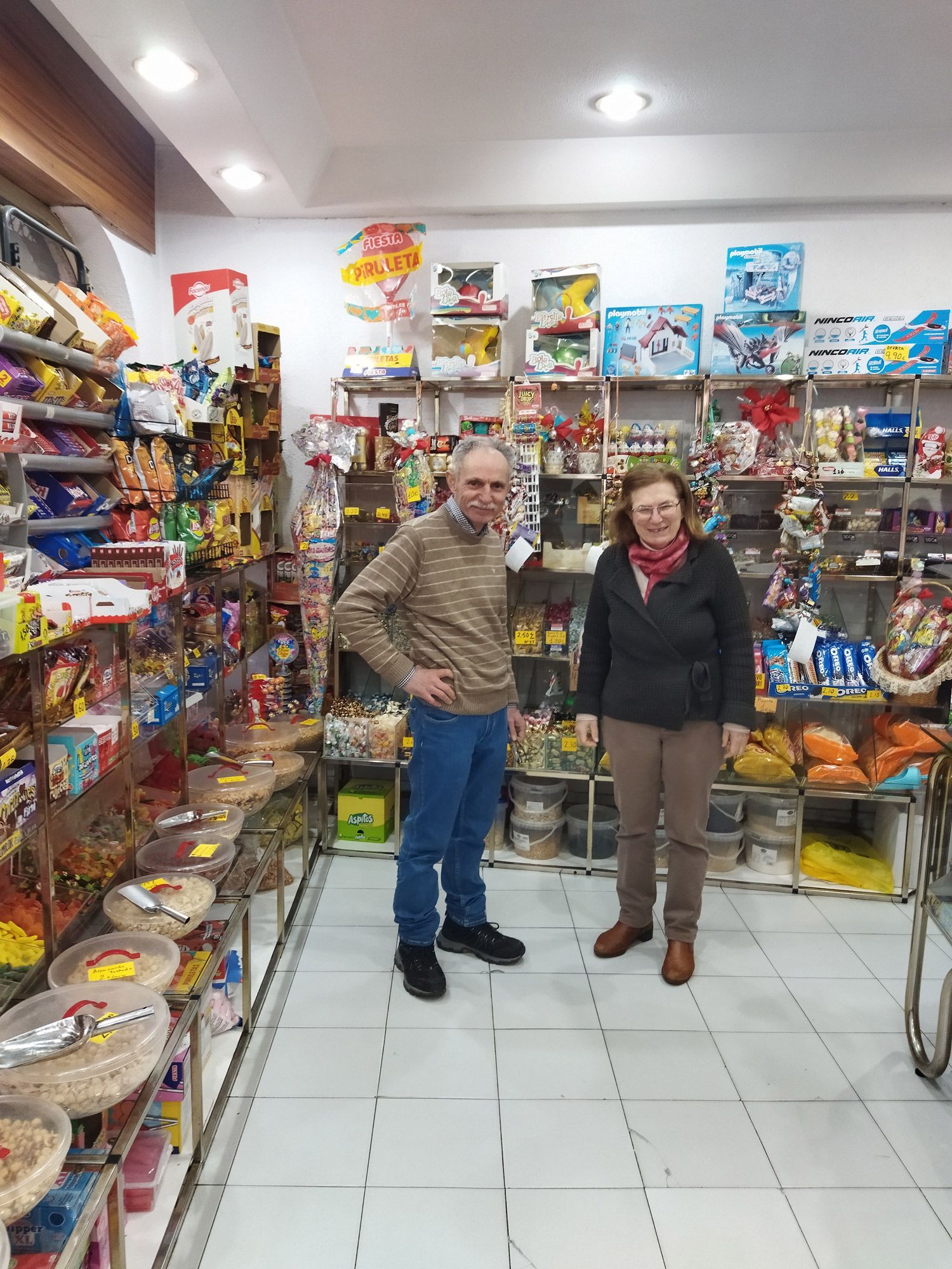 Desi y Doly en el interior de sunegocio de Veguellina de Órbigo. | L.N.C. Desi y Doly en el interior de sunegocio de Veguellina de Órbigo. | L.N.C.