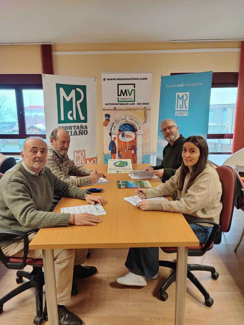 Firma del convenio del proyecto Museos Vivos+ en la sede del GAL Montaña de Riaño | L.N.C. Firma del convenio del proyecto Museos Vivos+ en la sede del GAL Montaña de Riaño | L.N.C.