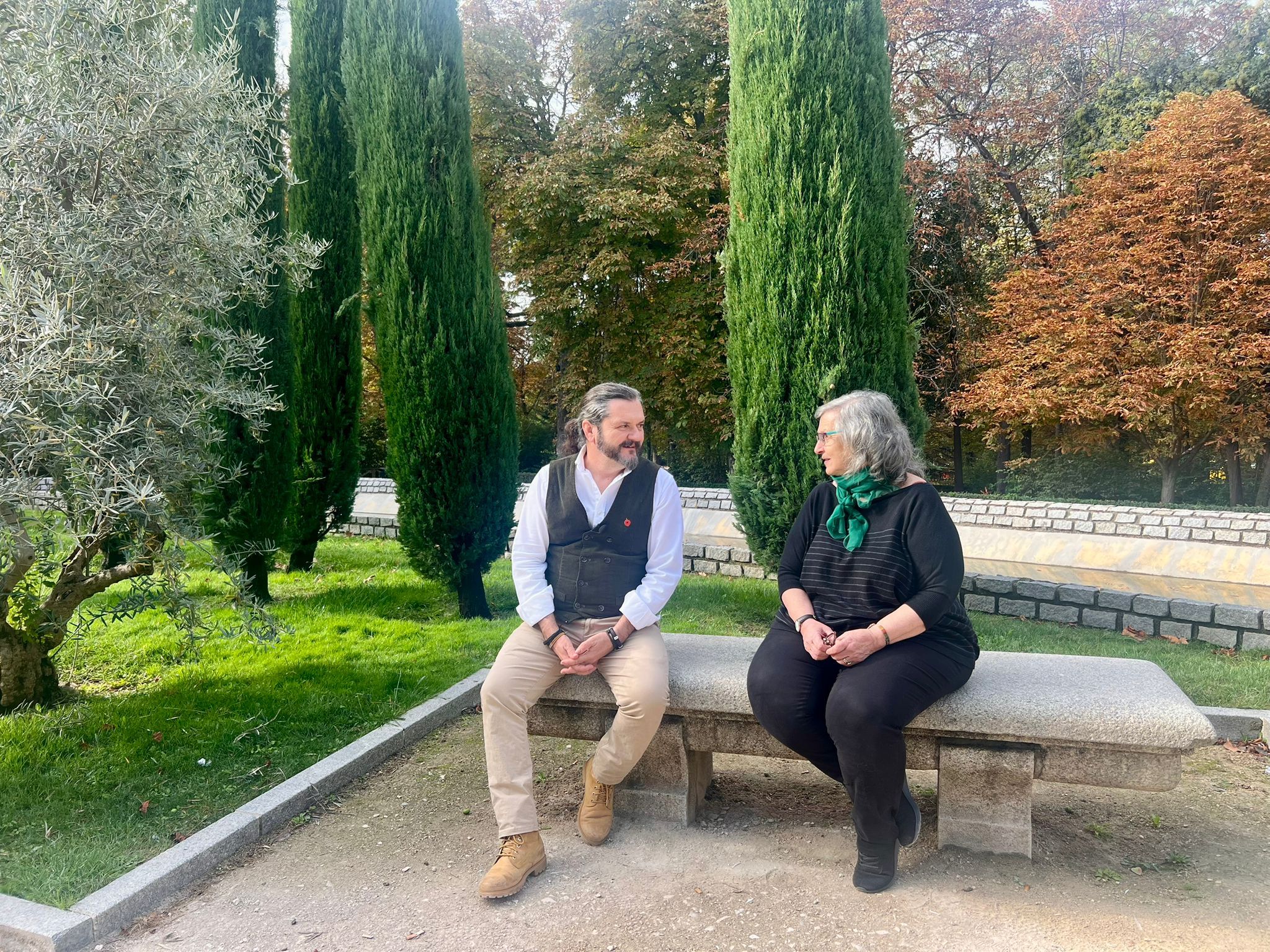 Raul de Tapia y Clara Obligado son los autores del libro ‘Un árbol de compañía’, publicado por Páginas de Espuma. | CEDIDA