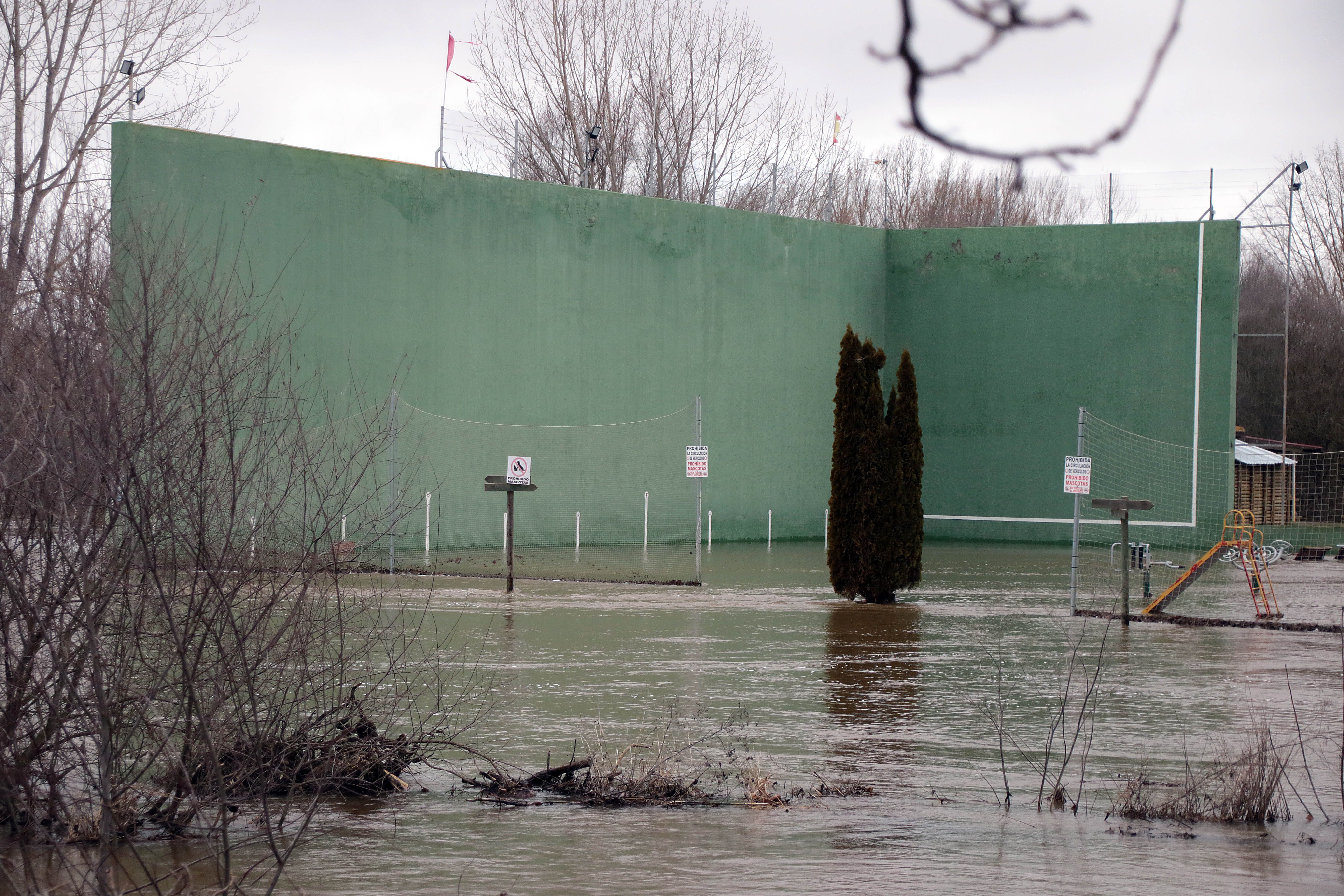 Las imágenes del desbordamiento del río Órbigo en el sur de León. | PEIO GARCÍA (ICAL)