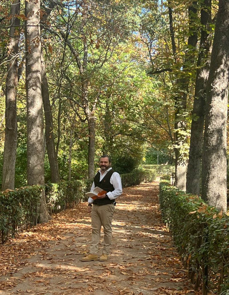 Raúl de Tapia entre árboles del parque de El Retiro. | CEDIDA