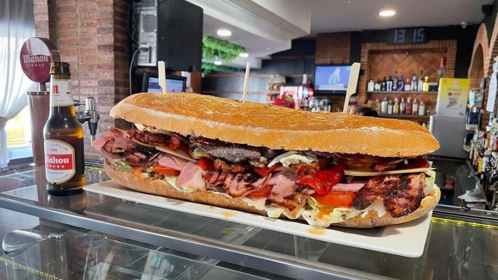 El contundente bocadillo que se puede probar en el Hotel Río Cea. | L.N.C.