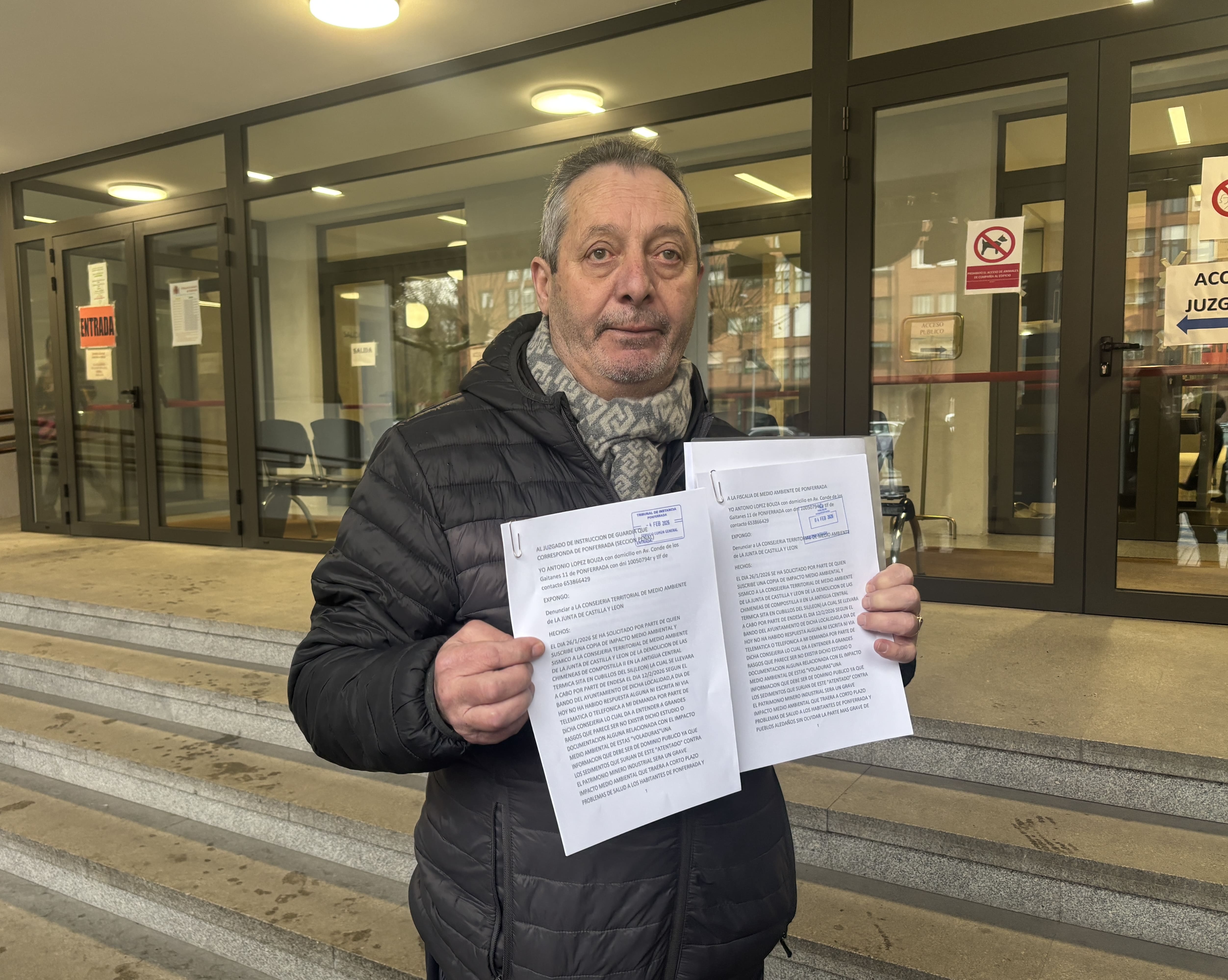 El portavoz de Bierzo Ya, Antonio López, en los Juzgados de Ponferrada. | JAVIER FERNÁNDEZ