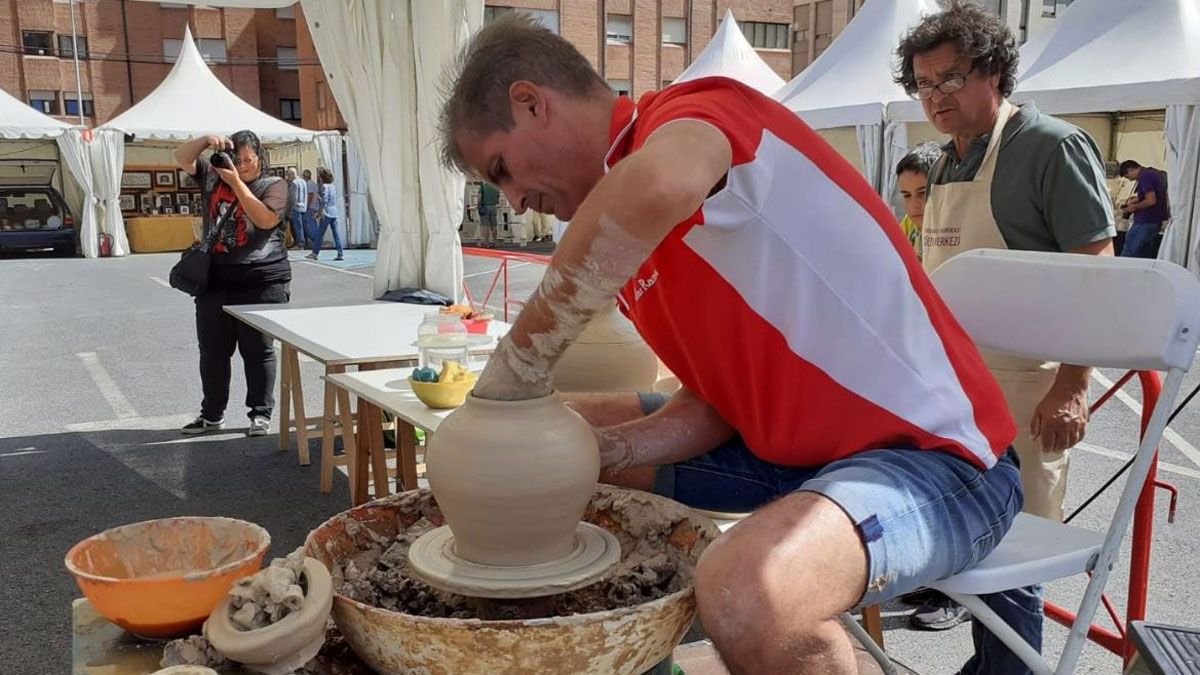 La alcaldesa de Ponferrada con Amancio González en la apertura de la muestra. | MAR IGLESIAS